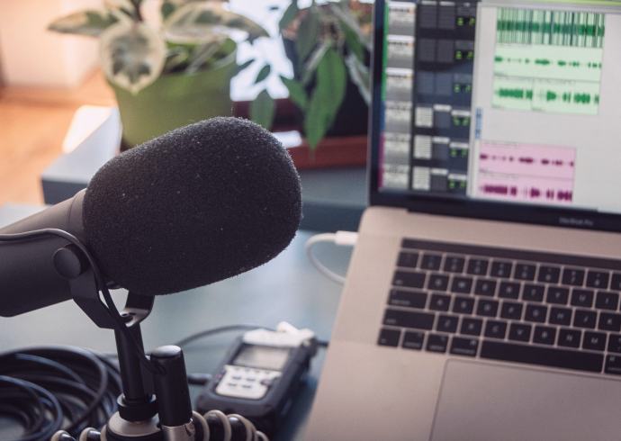 Podcastopsætning med hovedtelefoner