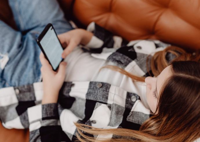 Et feed på telefonen i en travl pause